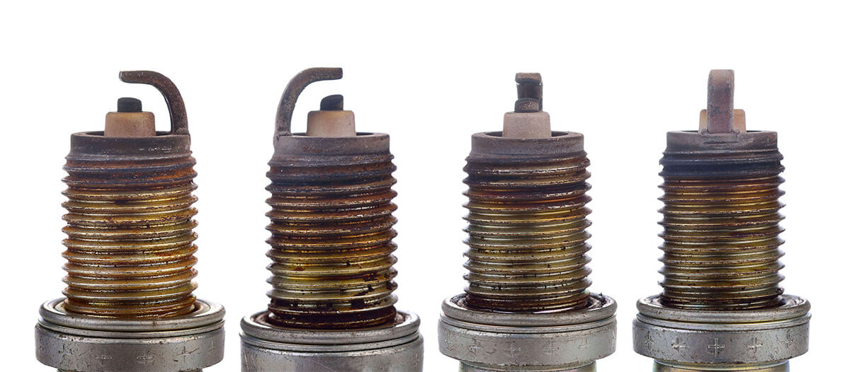 Comparison of damaged spark plugs