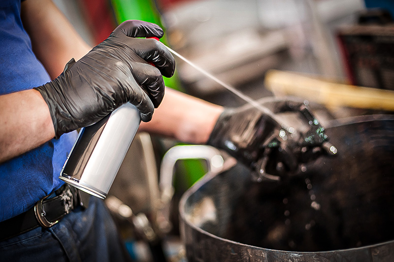 Many belt gauges use a series of teeth, placed in the belt's grooves, to determine wear.