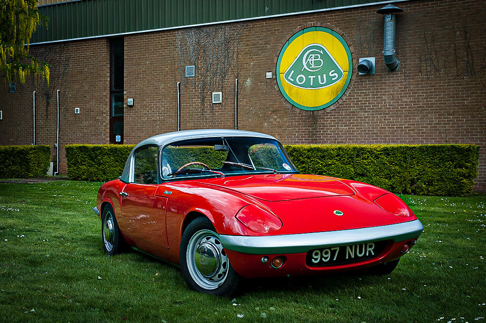 Many belt gauges use a series of teeth, placed in the belt's grooves, to determine wear.