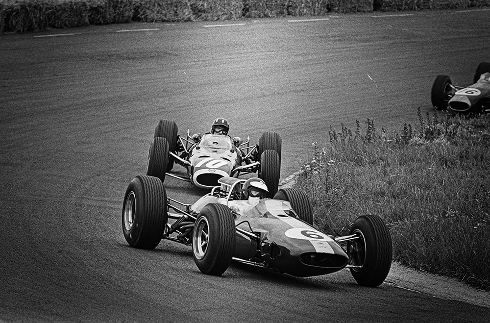 Many belt gauges use a series of teeth, placed in the belt's grooves, to determine wear.